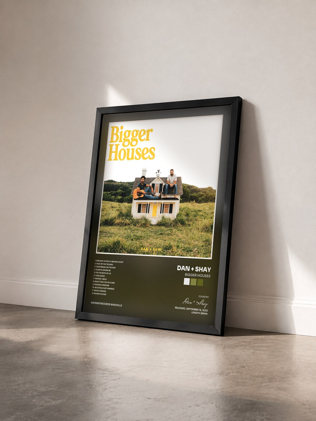 #noir Tableau de l'album Bigger Houses de Dan + Shay vu de trois quarts, cadre noir