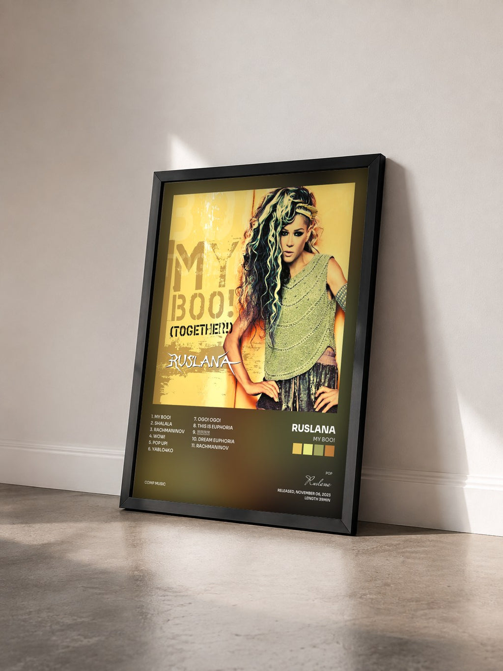 #noir Tableau de l'album My Boo! de Ruslana vu de trois quarts, cadre noir