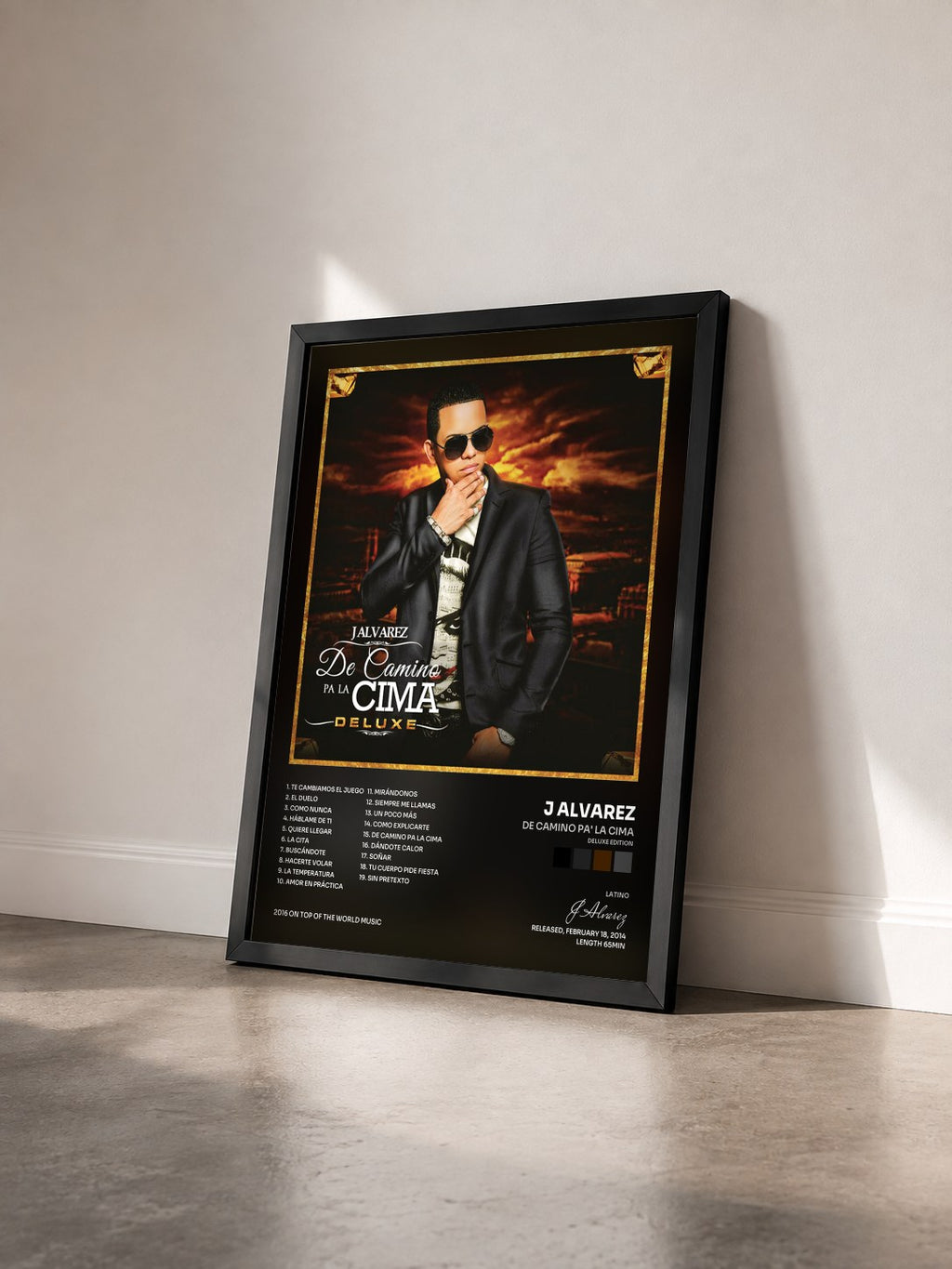 #noir De Camino Pa' la Cima (Deluxe Edition) von J Alvarez als gerahmter Kunstdruck von schräg gesehen, schwarzer Rahmen
