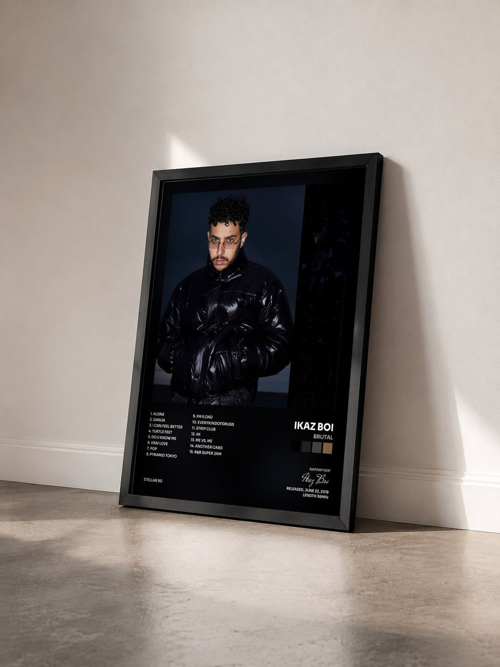 #noir Tableau de l'album Brutal de Ikaz Boi vu de trois quarts, cadre noir