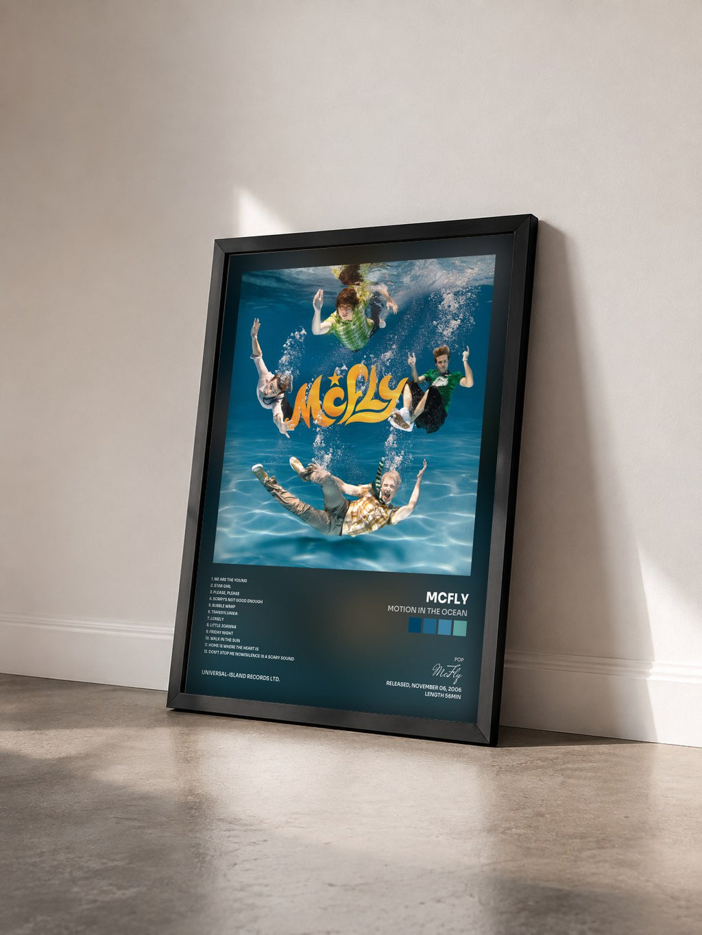 #noir Tableau de l'album Motion In The Ocean de McFly vu de trois quarts, cadre noir