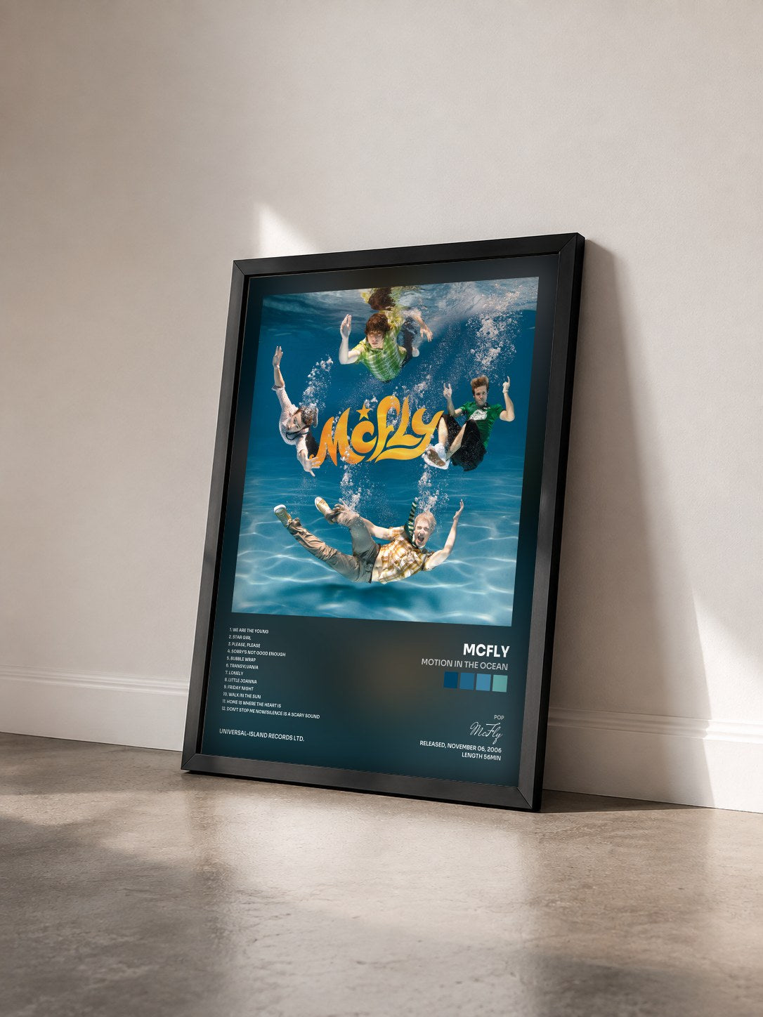 #noir Tableau de l'album Motion In The Ocean de McFly vu de trois quarts, cadre noir