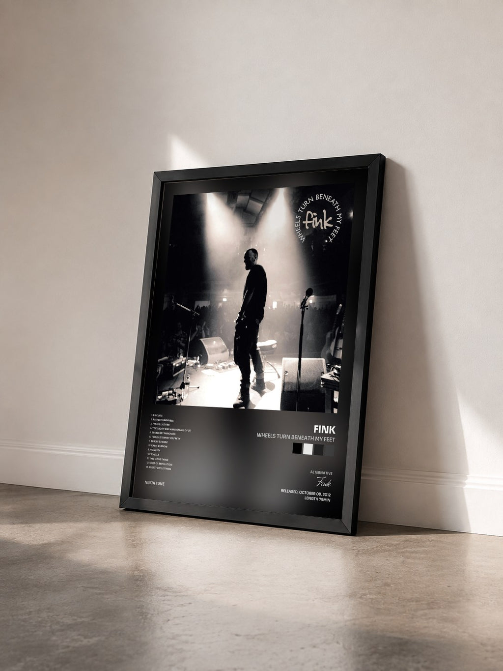 #noir Tableau de l'album Wheels Turn Beneath My Feet de Fink vu de trois quarts, cadre noir