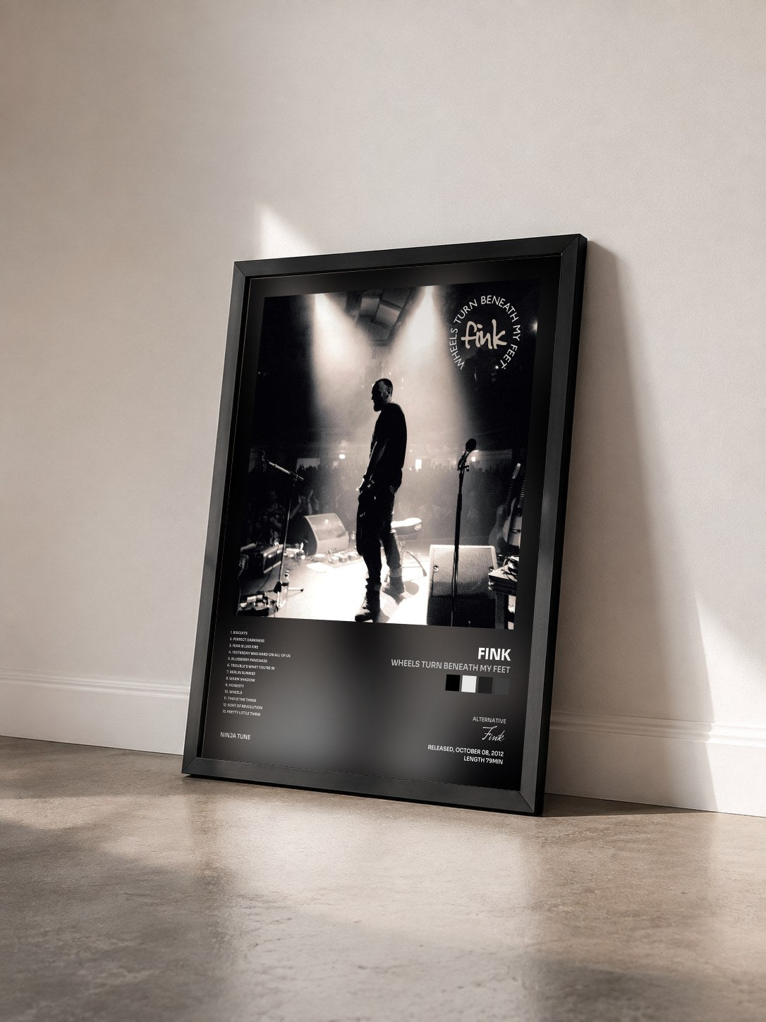 #noir Tableau de l'album Wheels Turn Beneath My Feet de Fink vu de trois quarts, cadre noir