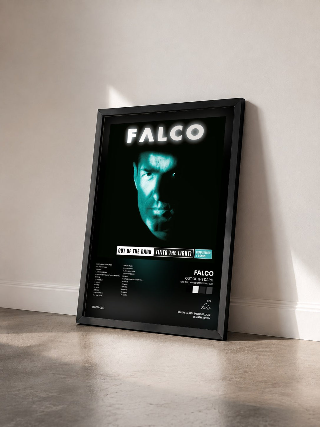 #noir Tableau de l'album Out Of The Dark (Into The Light) (Remastered 2012) de Falco vu de trois quarts, cadre noir