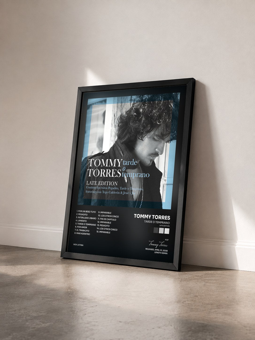 #noir Tableau de l'album Tarde O Temprano (Late Edition) de Tommy Torres vu de trois quarts, cadre noir