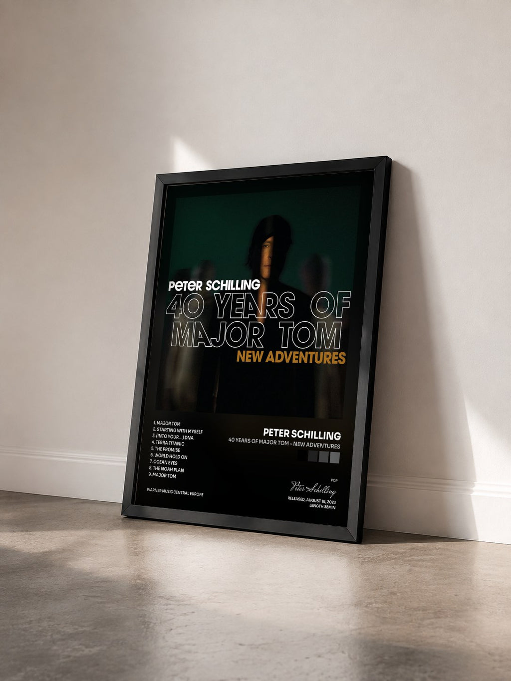 #noir Tableau de l'album 40 Years of Major Tom - New Adventures de Peter Schilling vu de trois quarts, cadre noir