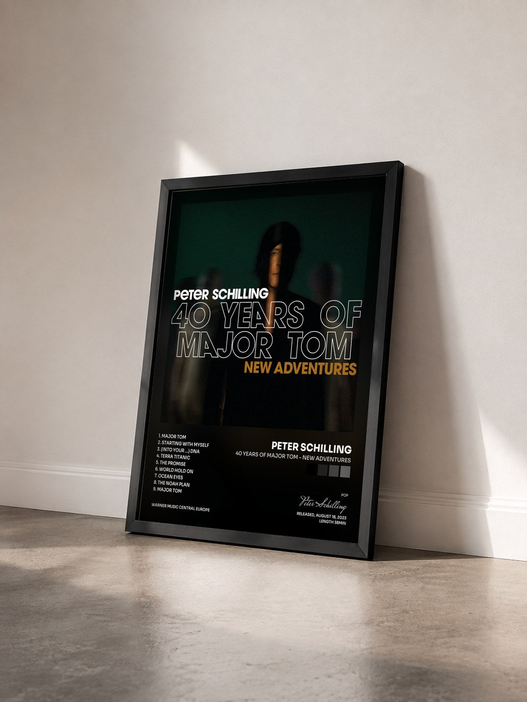 #noir Tableau de l'album 40 Years of Major Tom - New Adventures de Peter Schilling vu de trois quarts, cadre noir