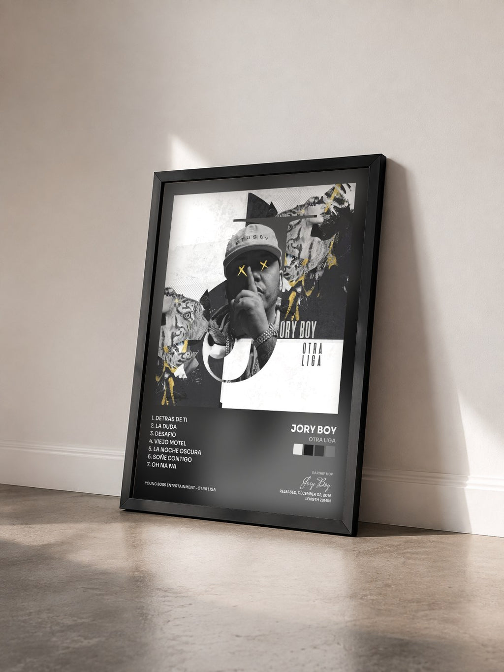 #noir Tableau de l'album Otra Liga de Jory Boy vu de trois quarts, cadre noir
