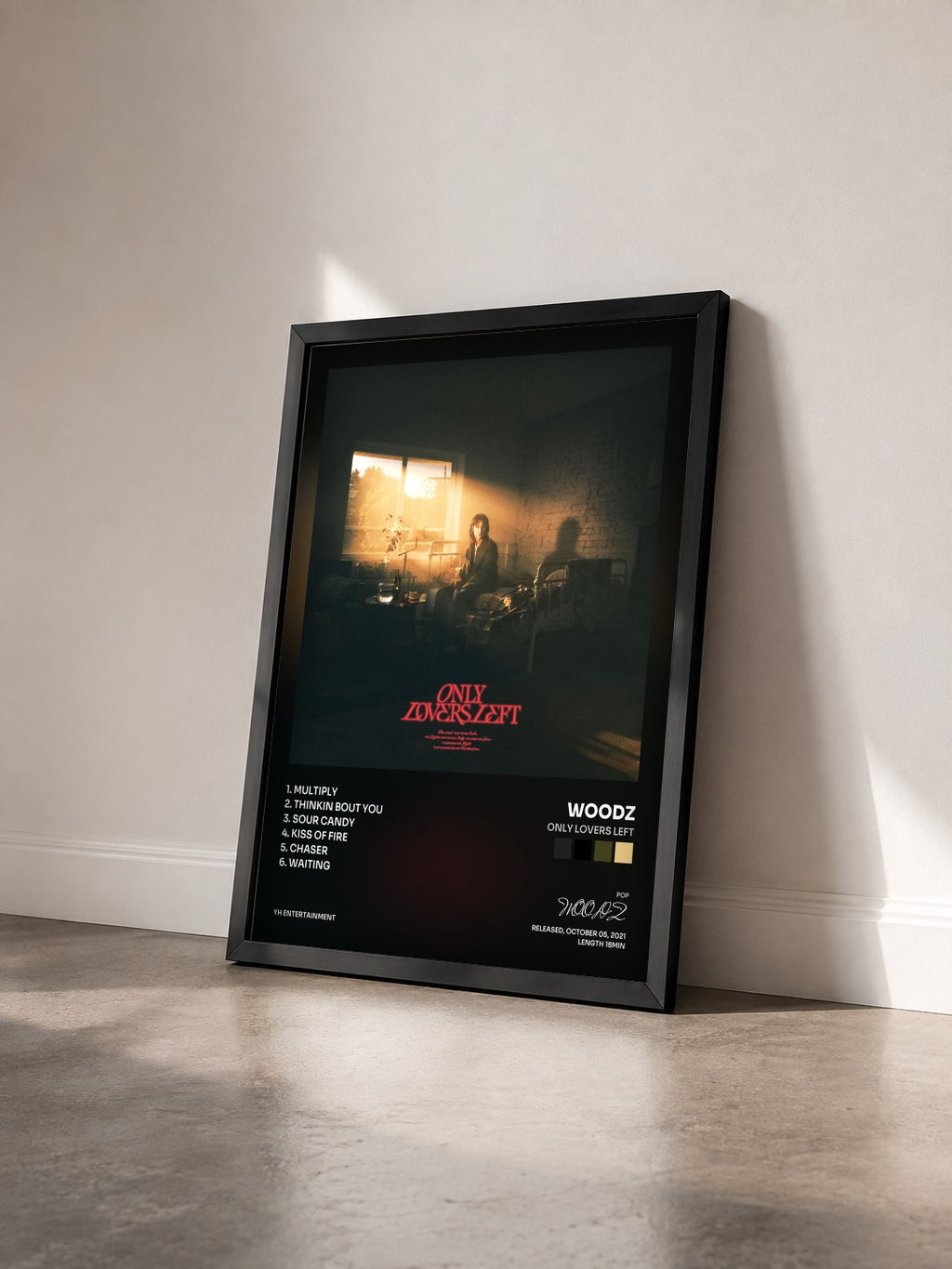 #noir Tableau de l'album ONLY LOVERS LEFT de WOODZ vu de trois quarts, cadre noir