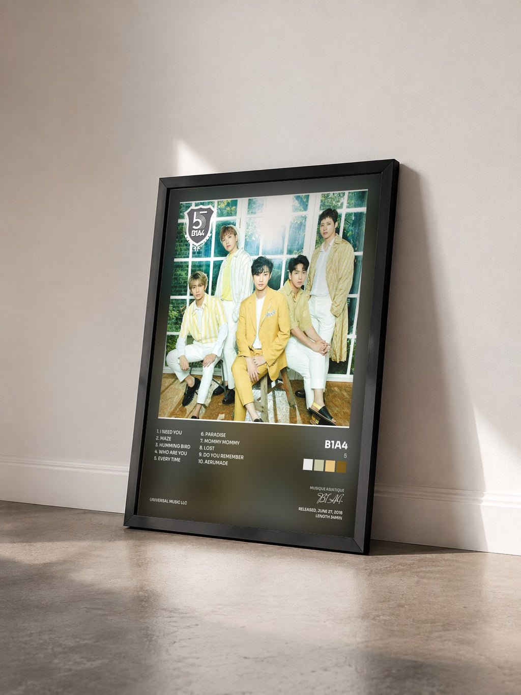 #noir Tableau de l'album 5 de B1A4 vu de trois quarts, cadre noir