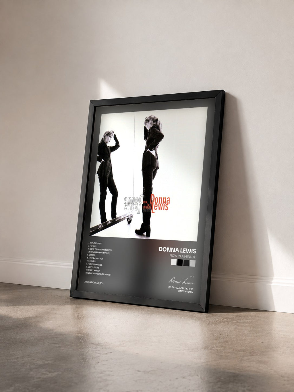#noir Tableau de l'album Now in a Minute de Donna Lewis vu de trois quarts, cadre noir