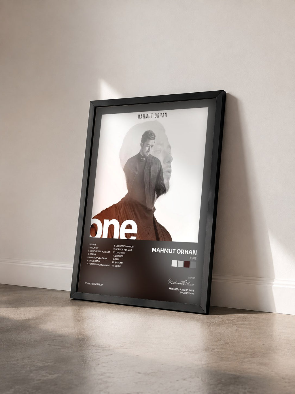 #noir Tableau de l'album ONE de Mahmut Orhan vu de trois quarts, cadre noir
