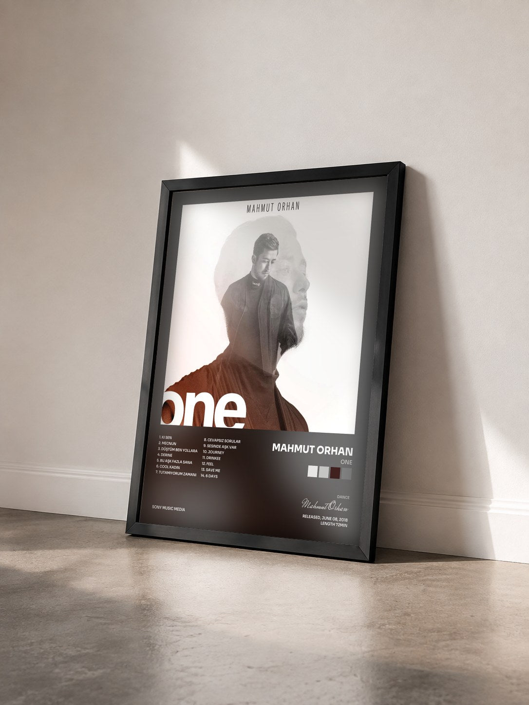 #noir Tableau de l'album ONE de Mahmut Orhan vu de trois quarts, cadre noir