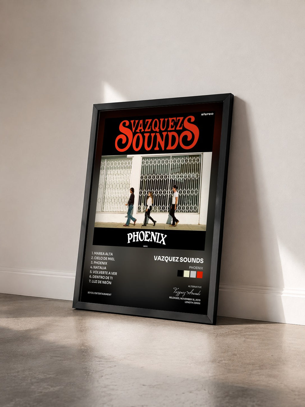 #noir Tableau de l'album Phoenix de Vazquez Sounds vu de trois quarts, cadre noir