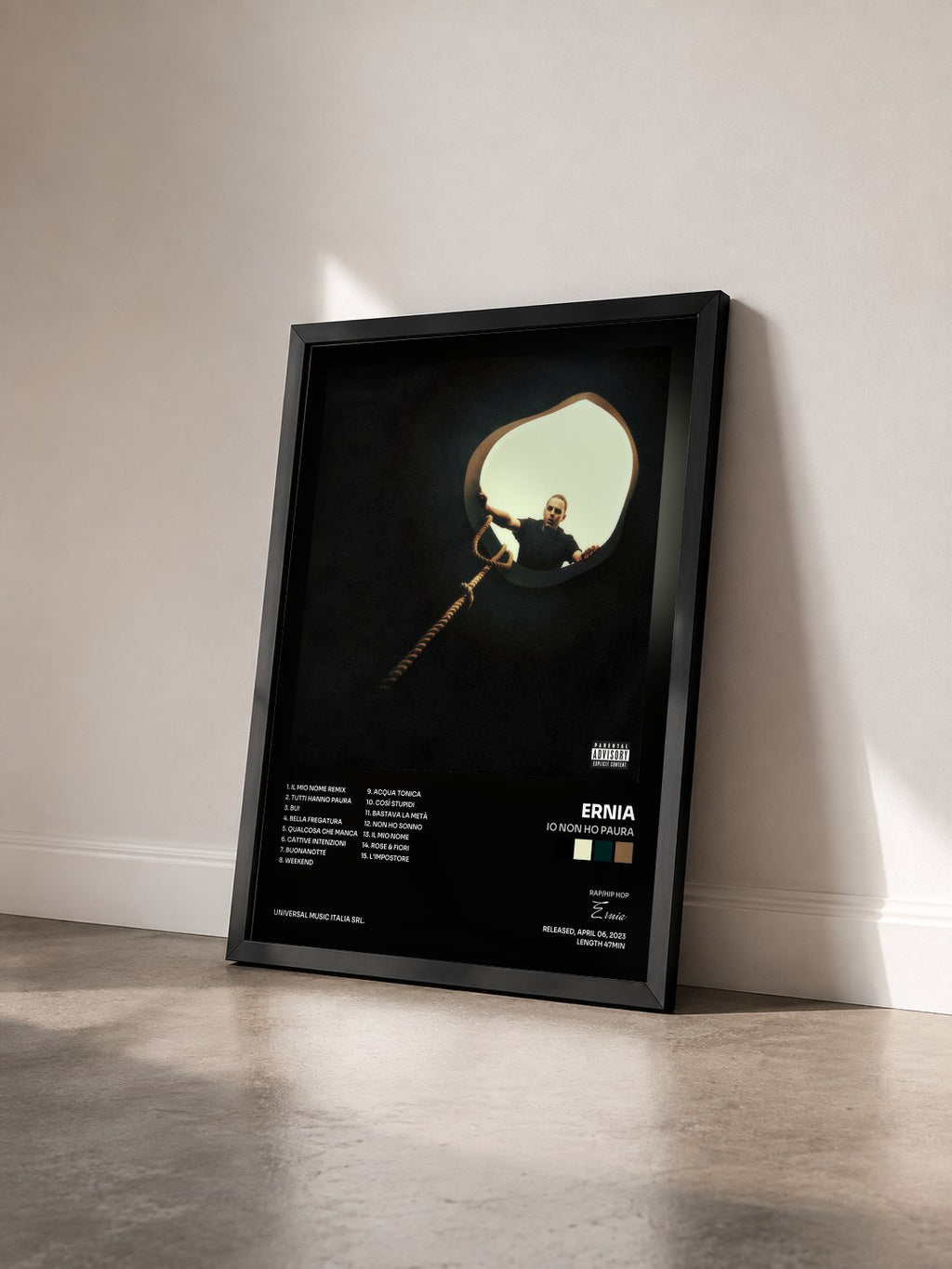 #noir Tableau de l'album IO NON HO PAURA de Ernia vu de trois quarts, cadre noir