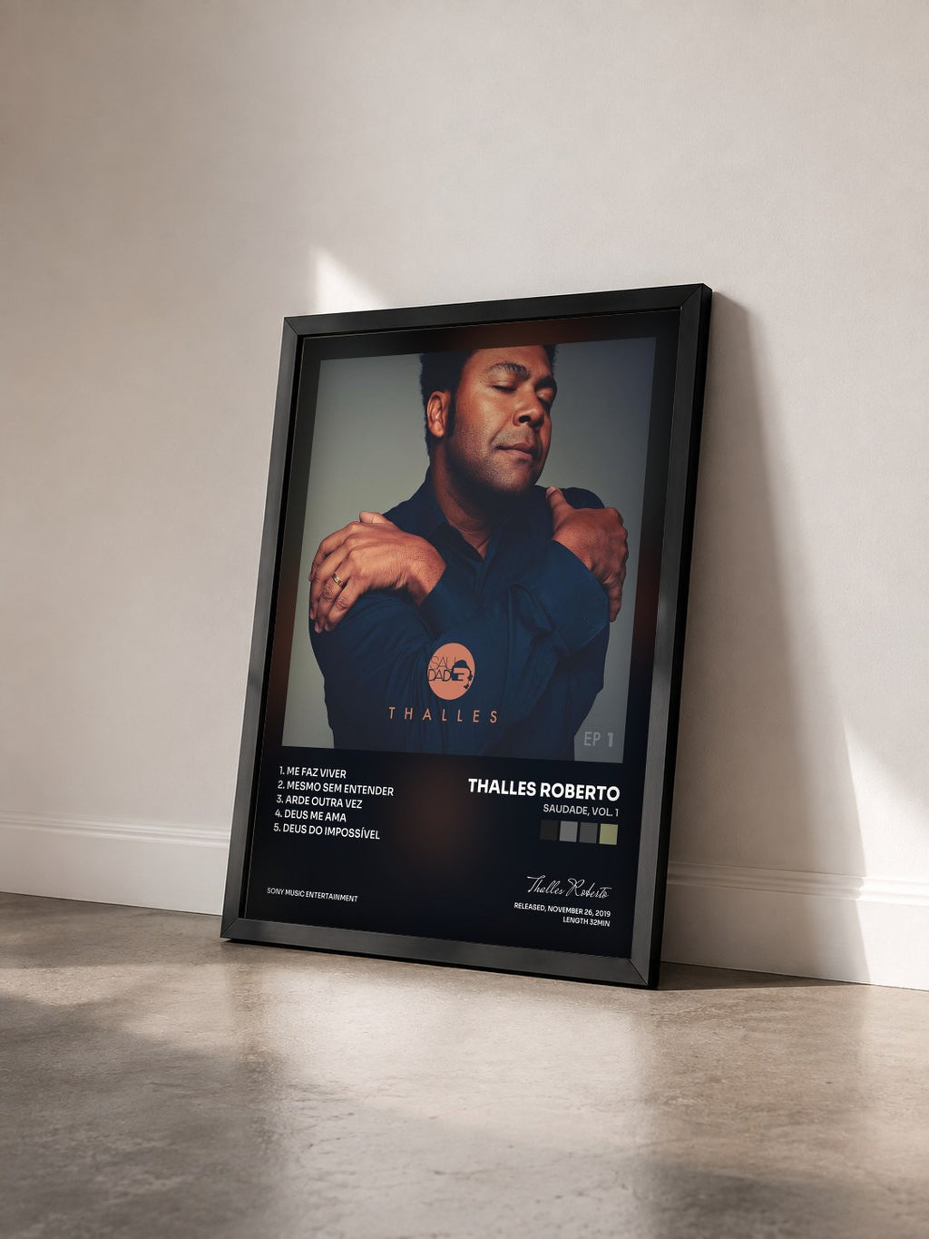 #noir Tableau de l'album Saudade, Vol. 1 de Thalles Roberto vu de trois quarts, cadre noir
