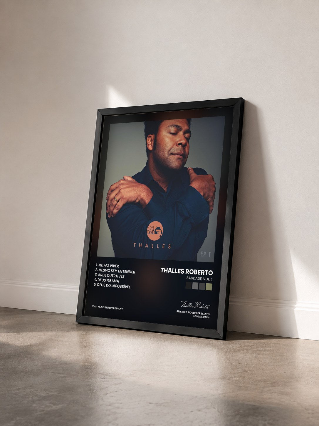 #noir Tableau de l'album Saudade, Vol. 1 de Thalles Roberto vu de trois quarts, cadre noir