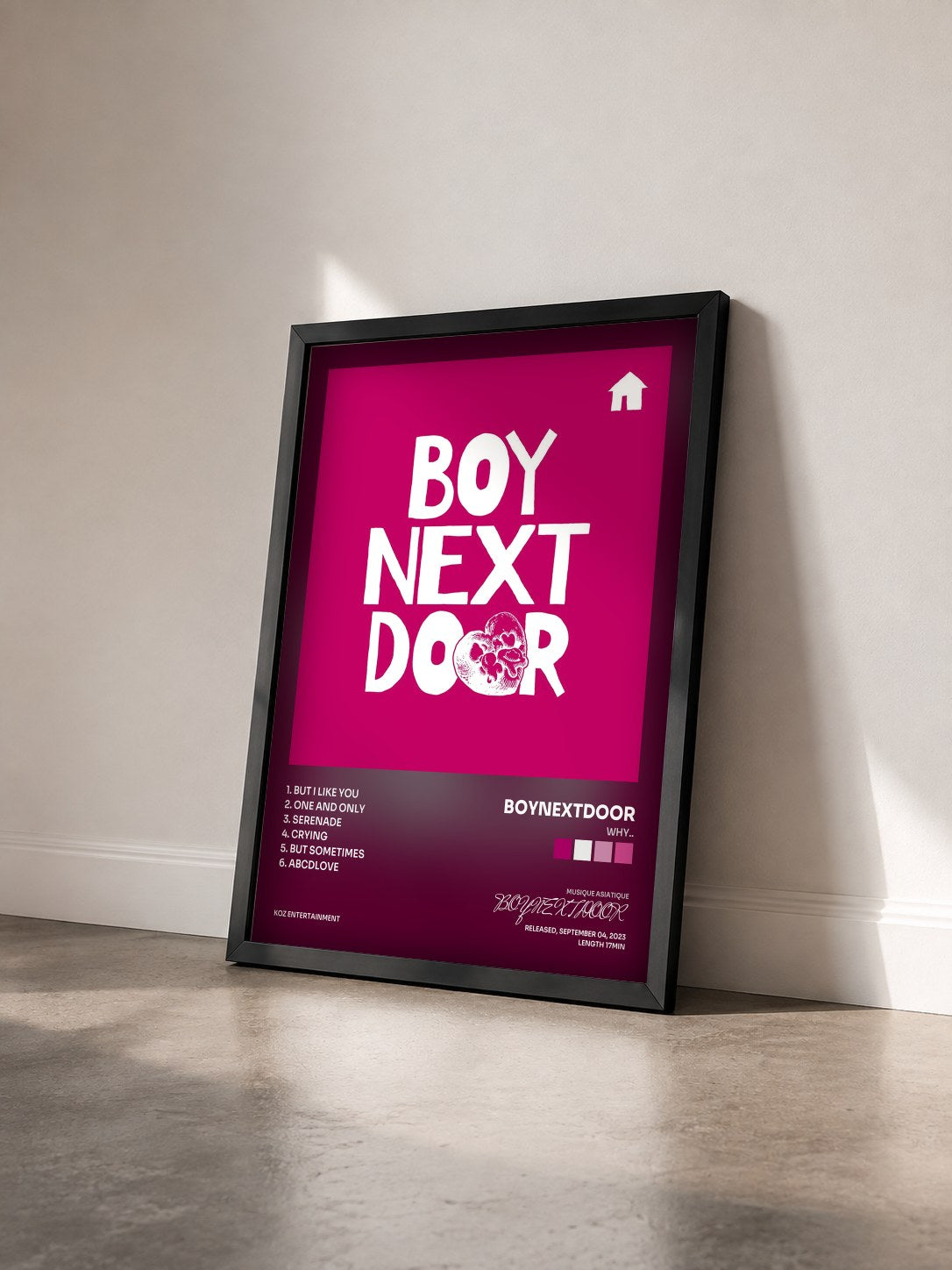 #noir Tableau de l'album WHY.. de BOYNEXTDOOR vu de trois quarts, cadre noir