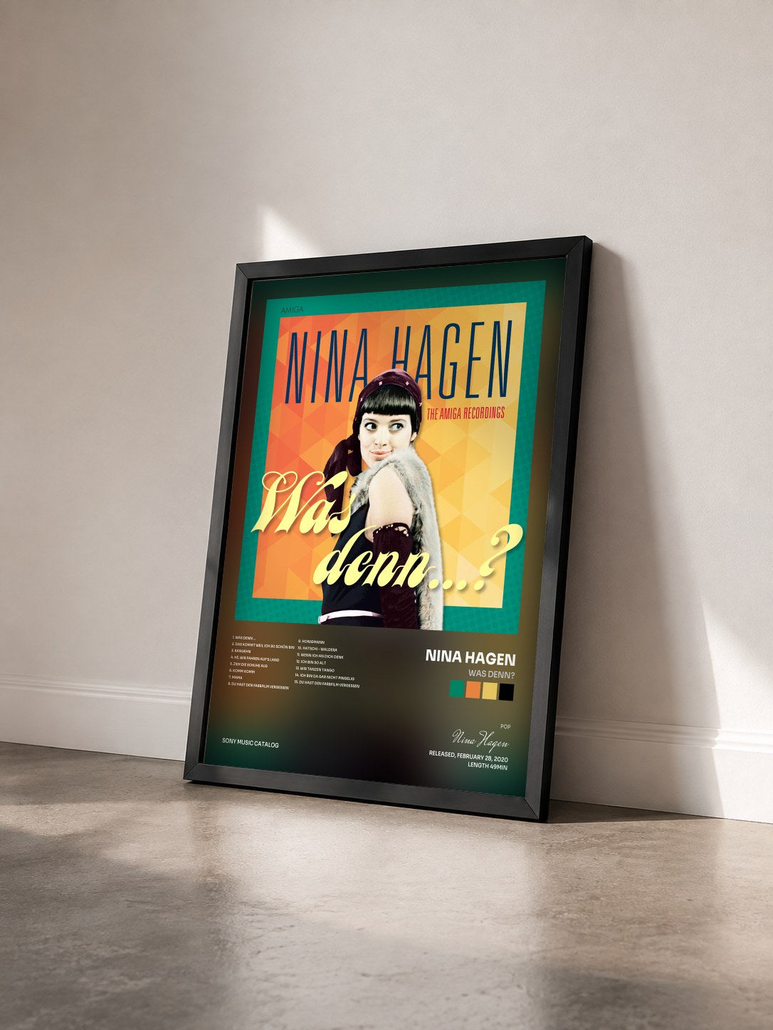 #noir Tableau de l'album Was denn? de Nina Hagen vu de trois quarts, cadre noir