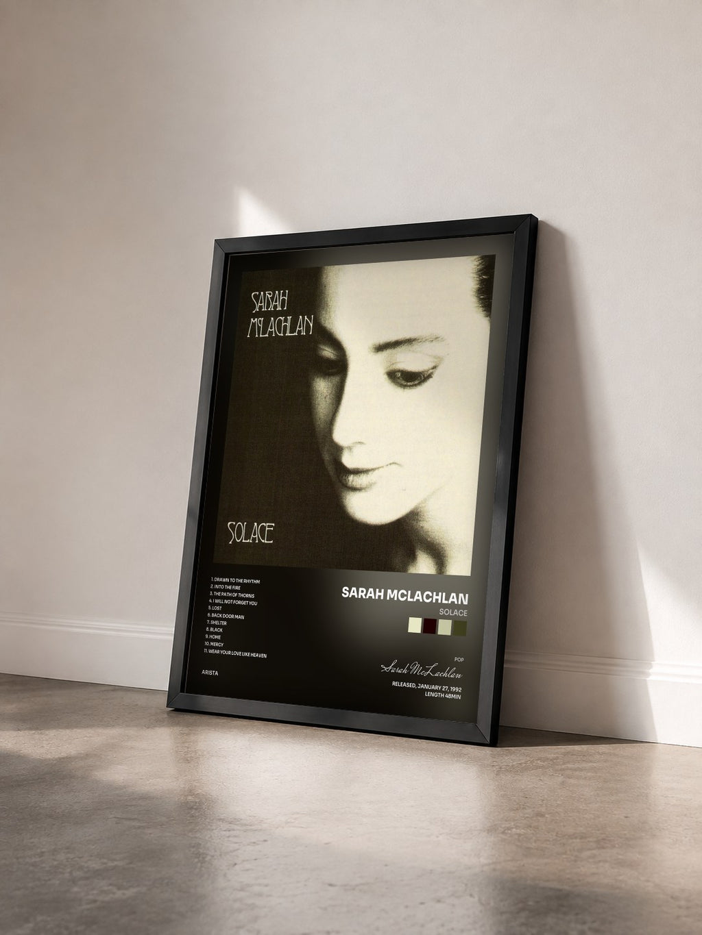 #noir Tableau de l'album Solace de Sarah McLachlan vu de trois quarts, cadre noir