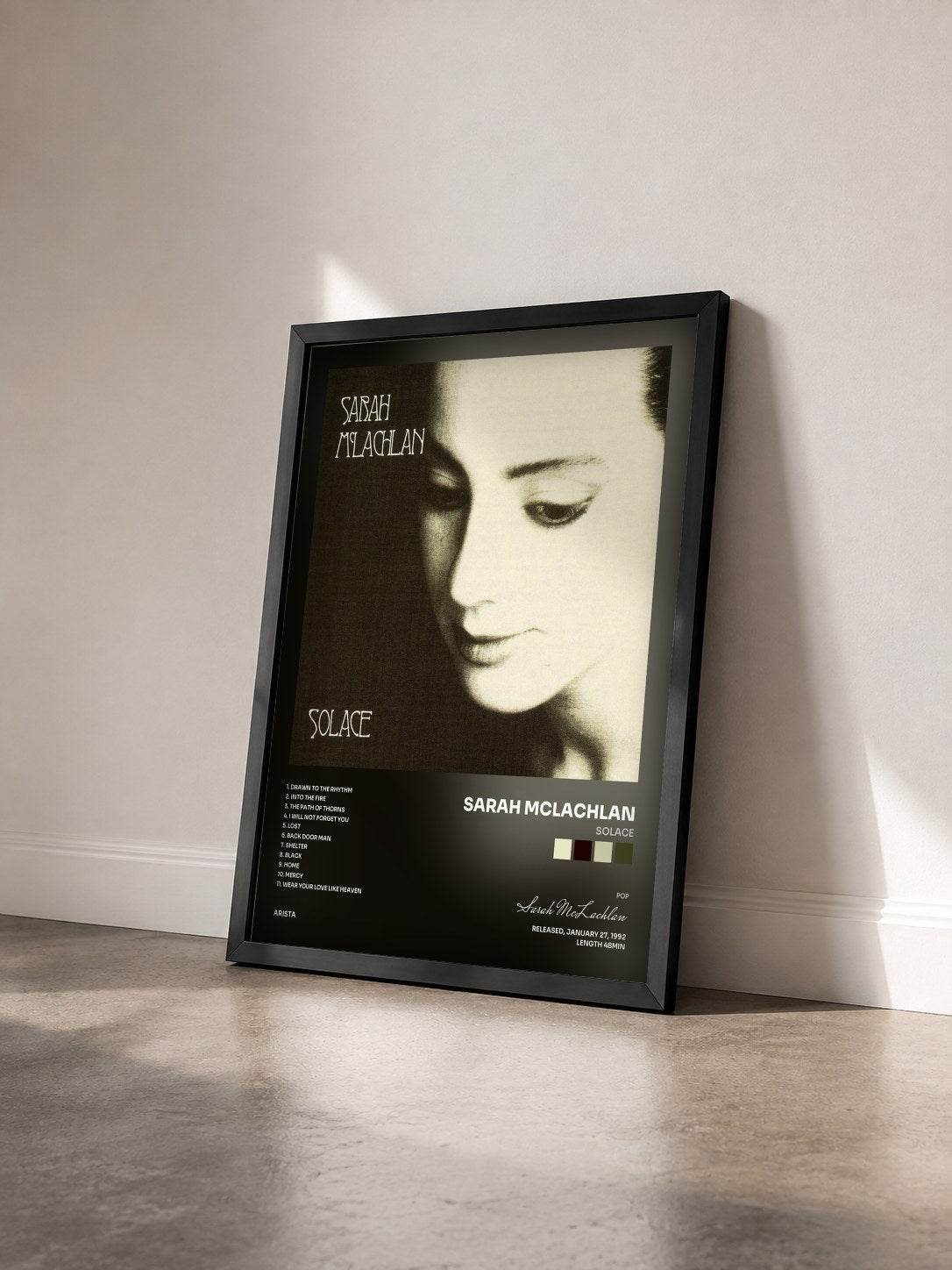 #noir Tableau de l'album Solace de Sarah McLachlan vu de trois quarts, cadre noir