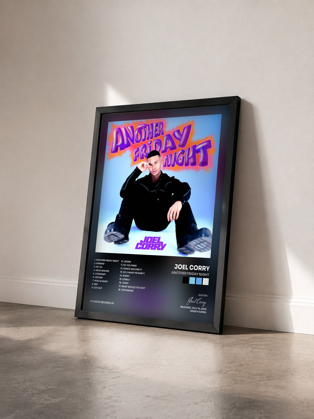 #noir Tableau de l'album Another Friday Night de Joel Corry vu de trois quarts, cadre noir