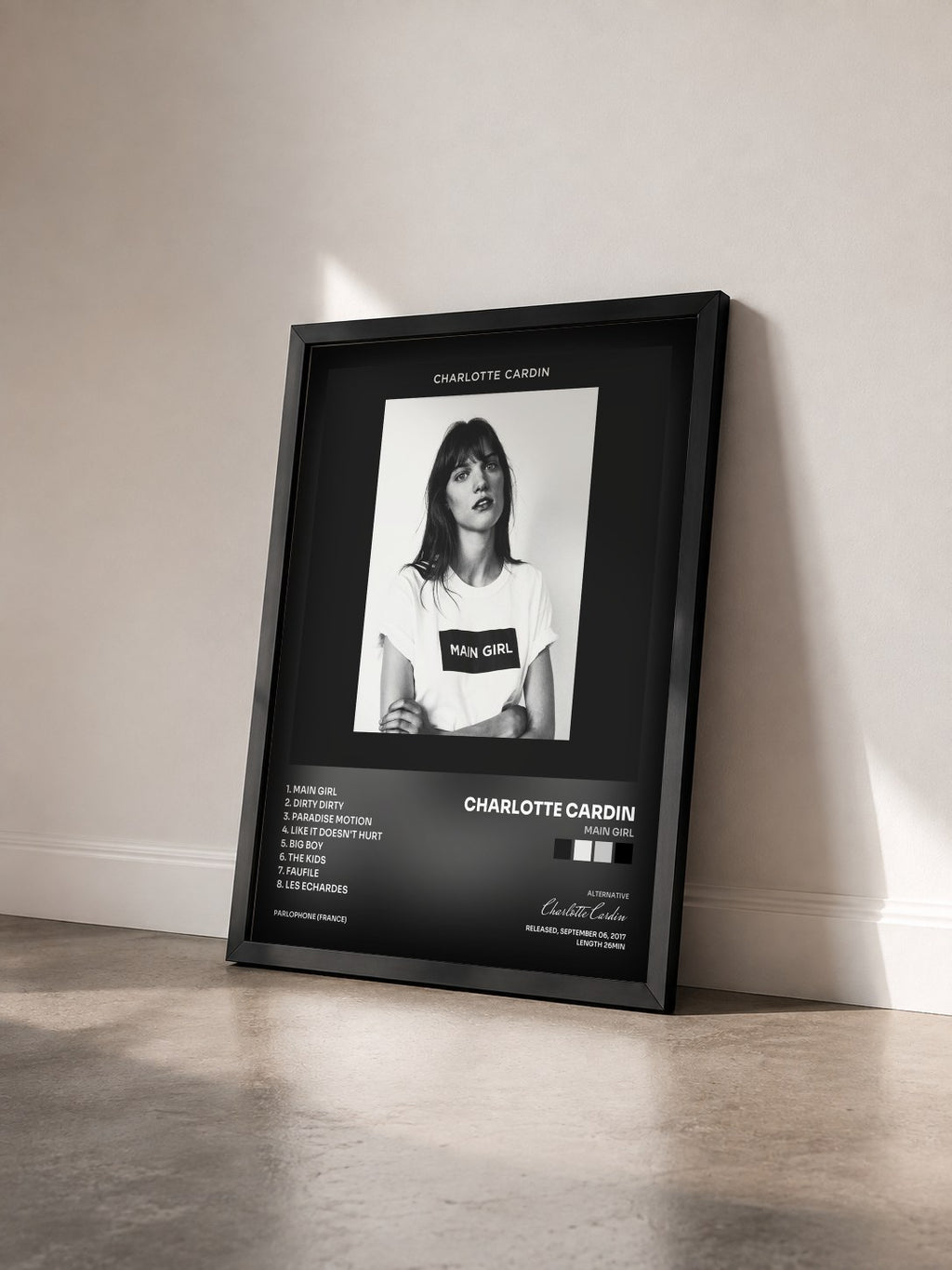 #noir Tableau de l'album Main Girl de Charlotte Cardin vu de trois quarts, cadre noir