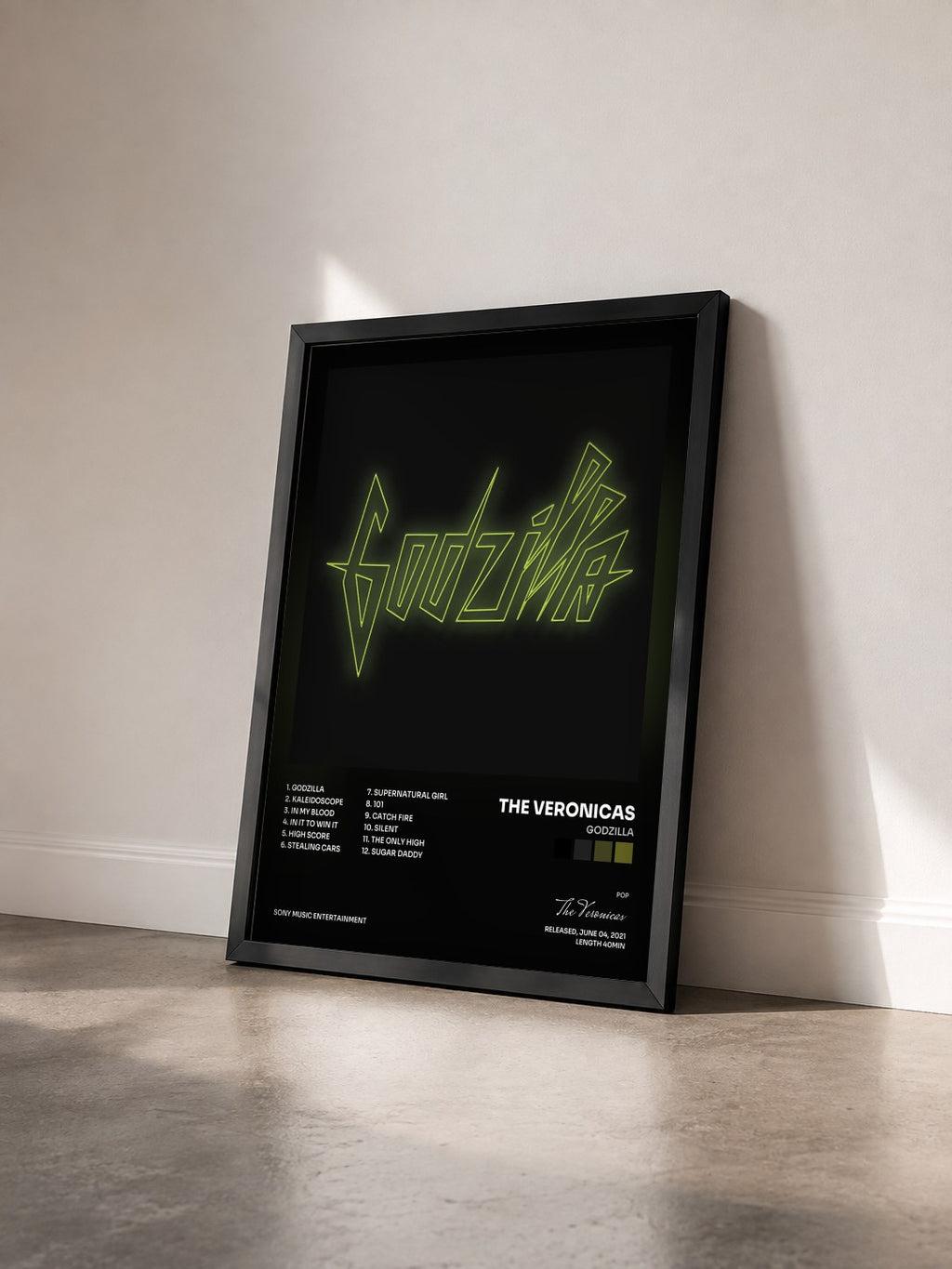 #noir Tableau de l'album GODZILLA de The Veronicas vu de trois quarts, cadre noir