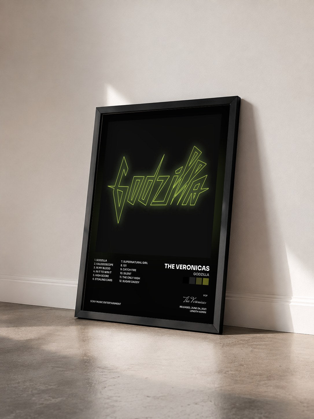 #noir Tableau de l'album GODZILLA de The Veronicas vu de trois quarts, cadre noir