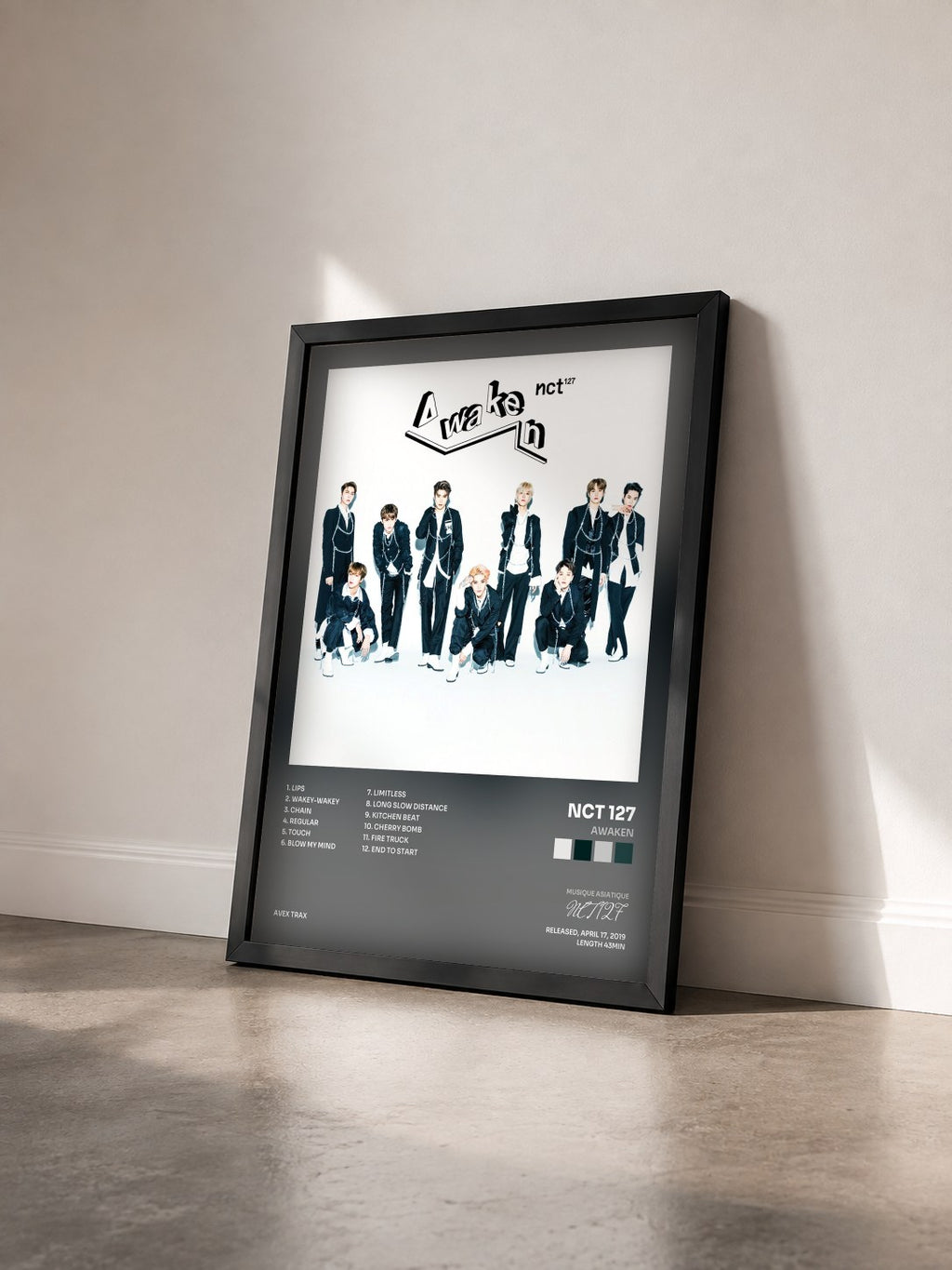 #noir Tableau de l'album Awaken de NCT 127 vu de trois quarts, cadre noir