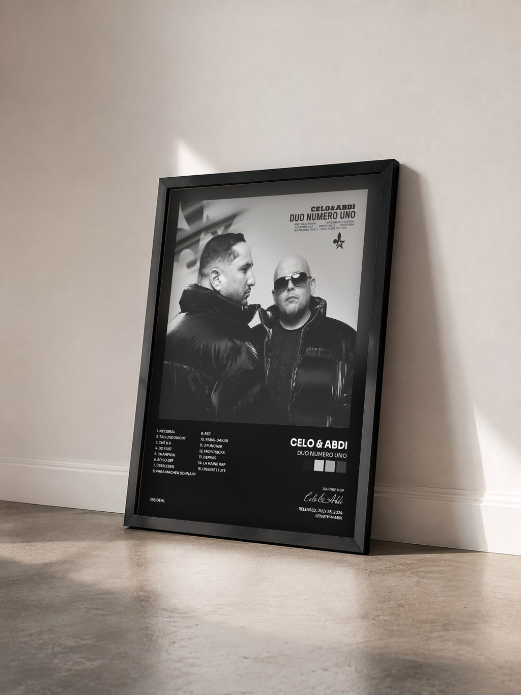 #noir Tableau de l'album DUO NUMERO UNO de Celo & Abdi vu de trois quarts, cadre noir
