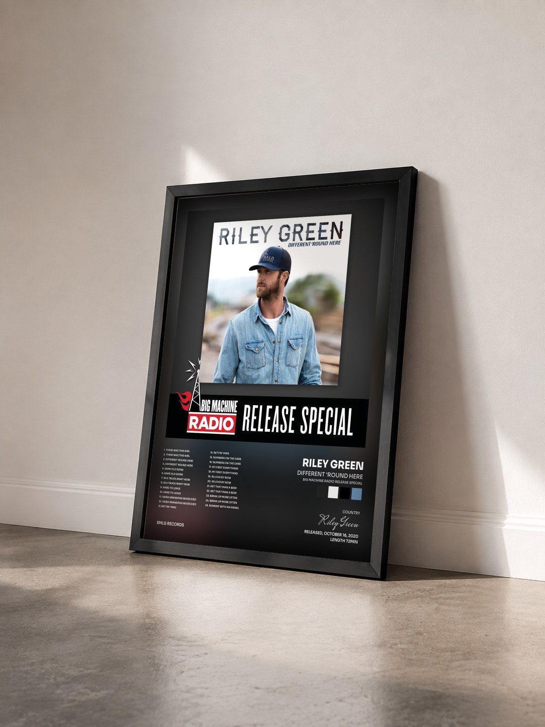 #noir Tableau de l'album Different 'Round Here (Big Machine Radio Release Special) de Riley Green vu de trois quarts, cadre noir