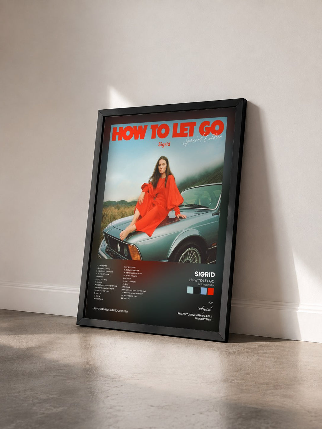 #noir Tableau de l'album How To Let Go (Special Edition) de Sigrid vu de trois quarts, cadre noir