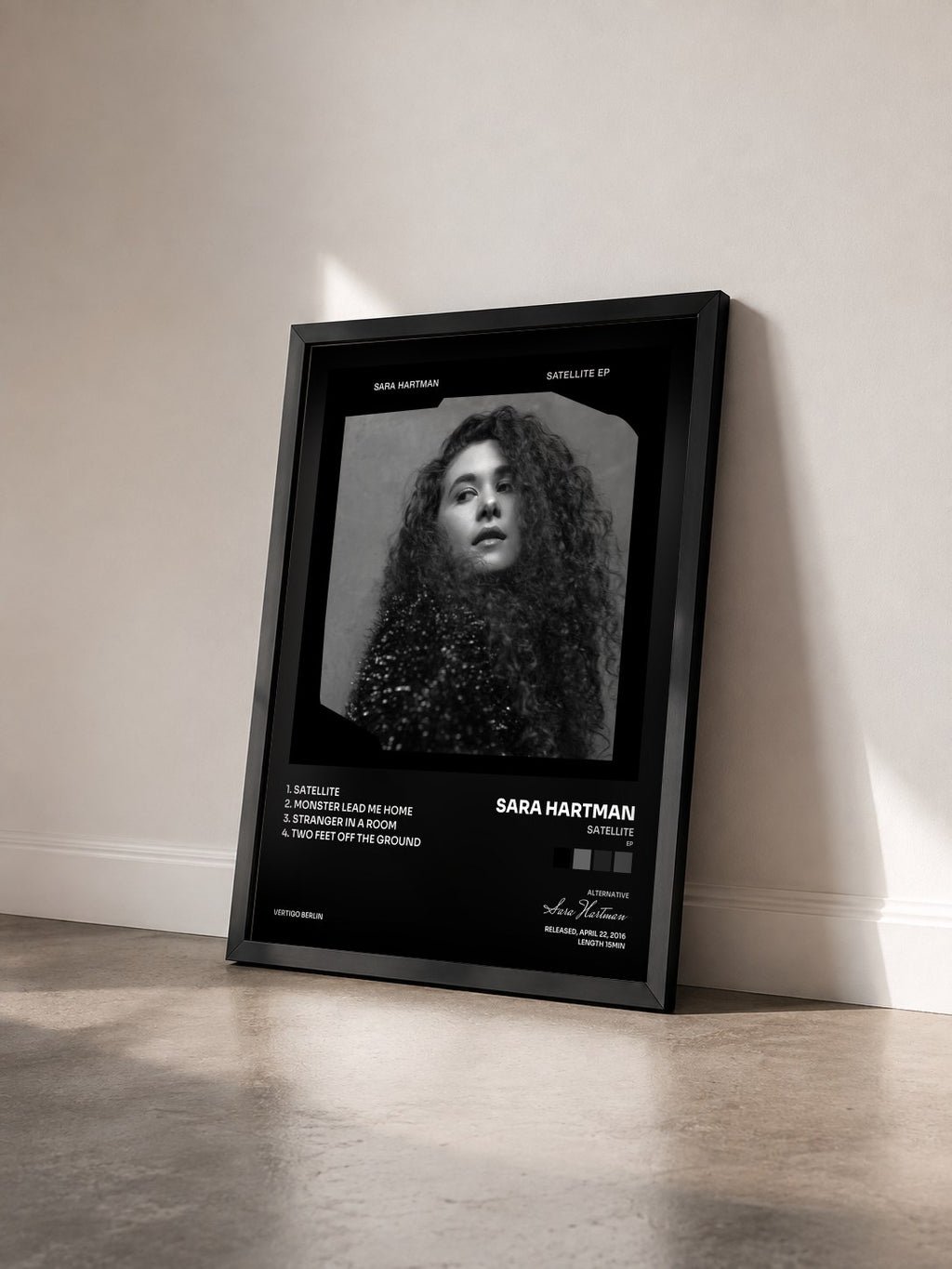 #noir Tableau de l'album Satellite (EP) de Sara Hartman vu de trois quarts, cadre noir