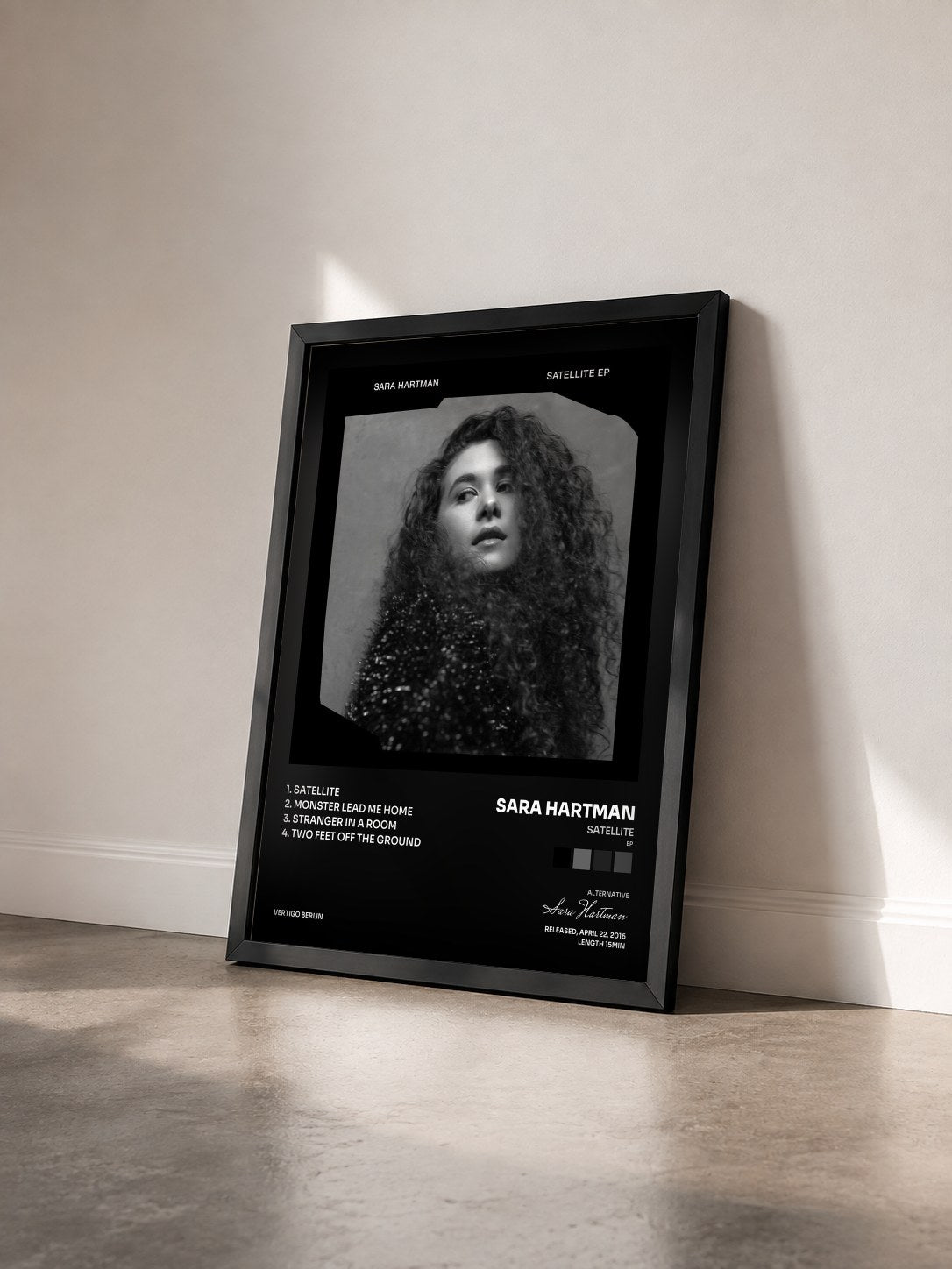 #noir Tableau de l'album Satellite (EP) de Sara Hartman vu de trois quarts, cadre noir