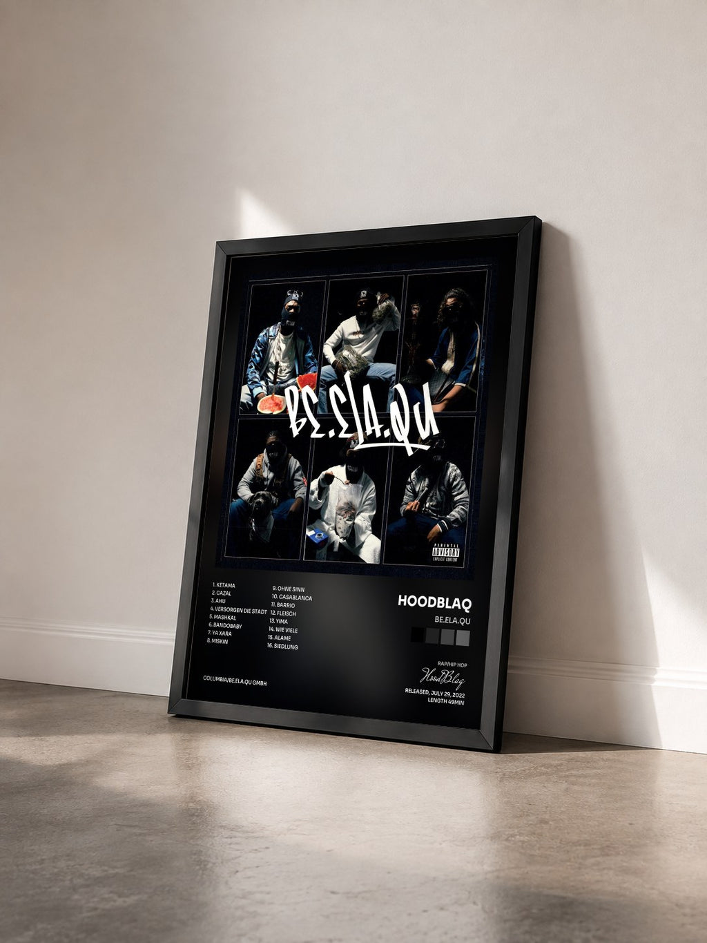 #noir Tableau de l'album BE.ELA.QU de HoodBlaq vu de trois quarts, cadre noir