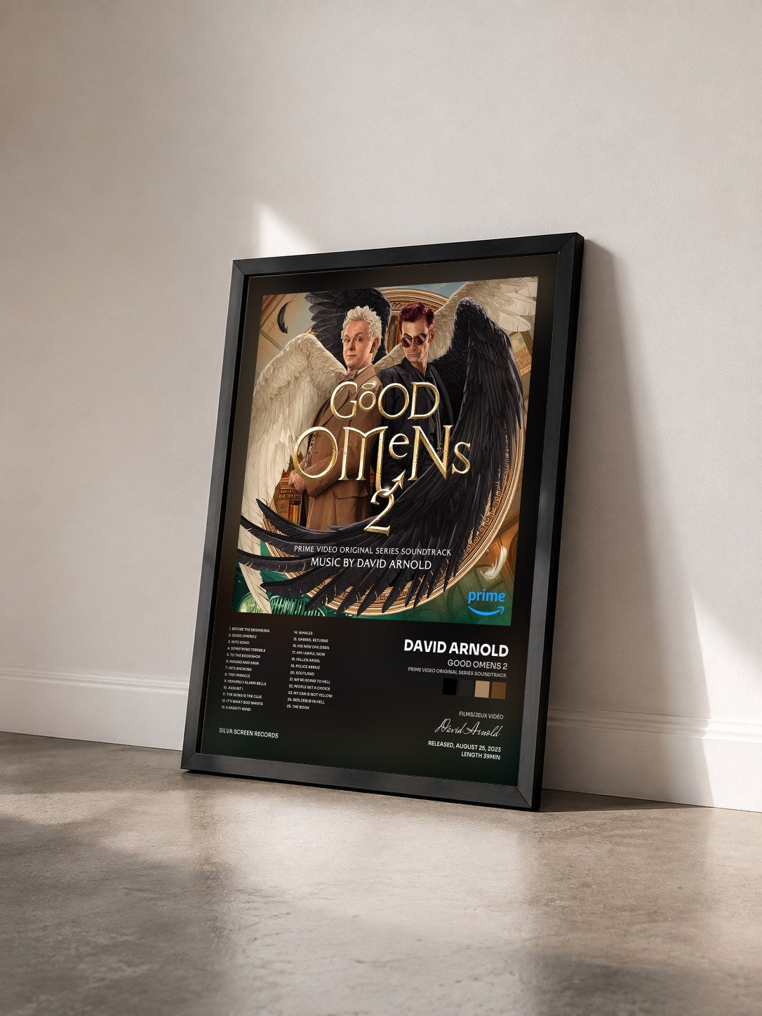 #noir Tableau de l'album Good Omens 2 (Prime Video Original Series Soundtrack) de David Arnold vu de trois quarts, cadre noir