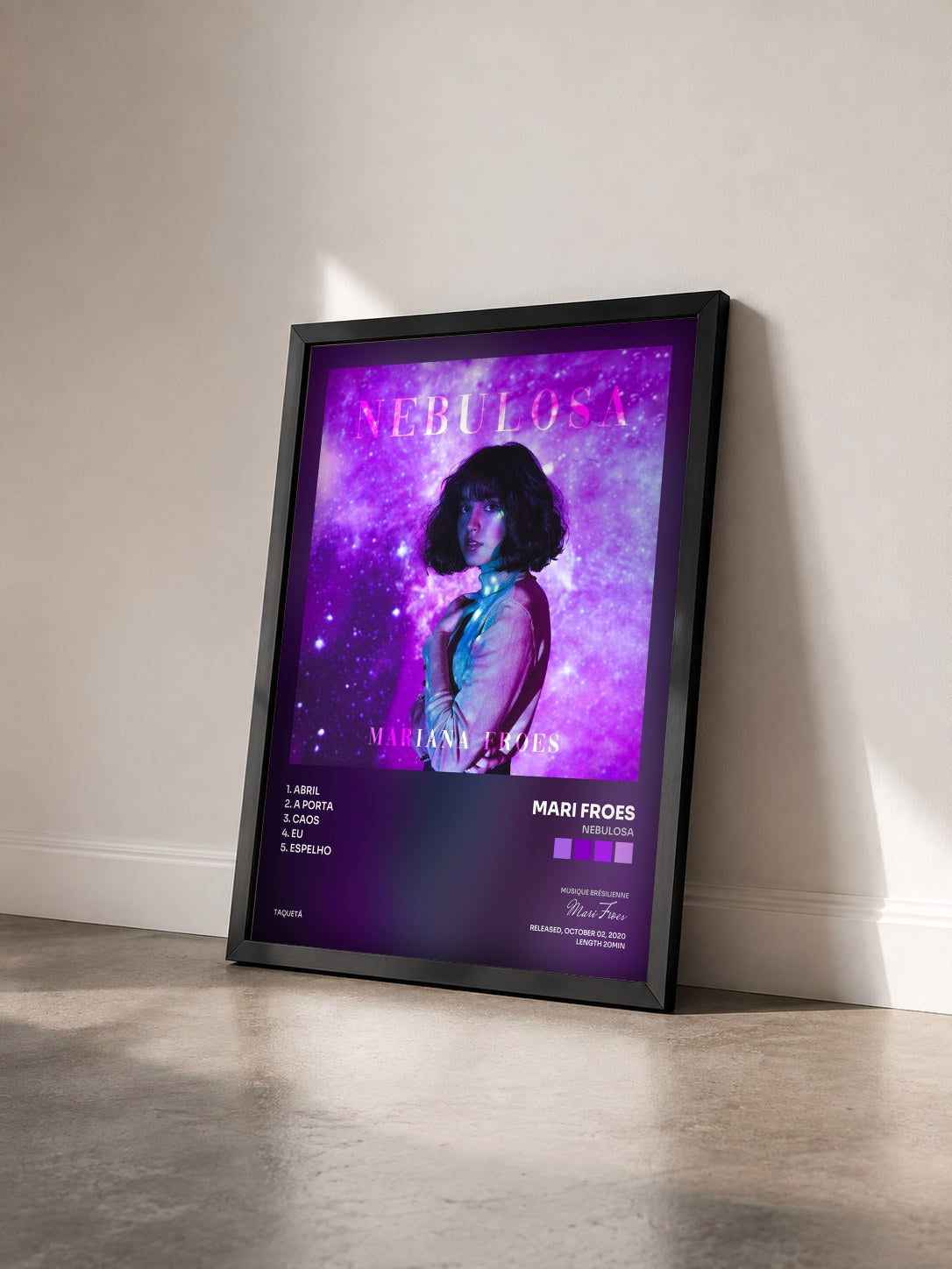 #noir Tableau de l'album Nebulosa de Mari Froes vu de trois quarts, cadre noir