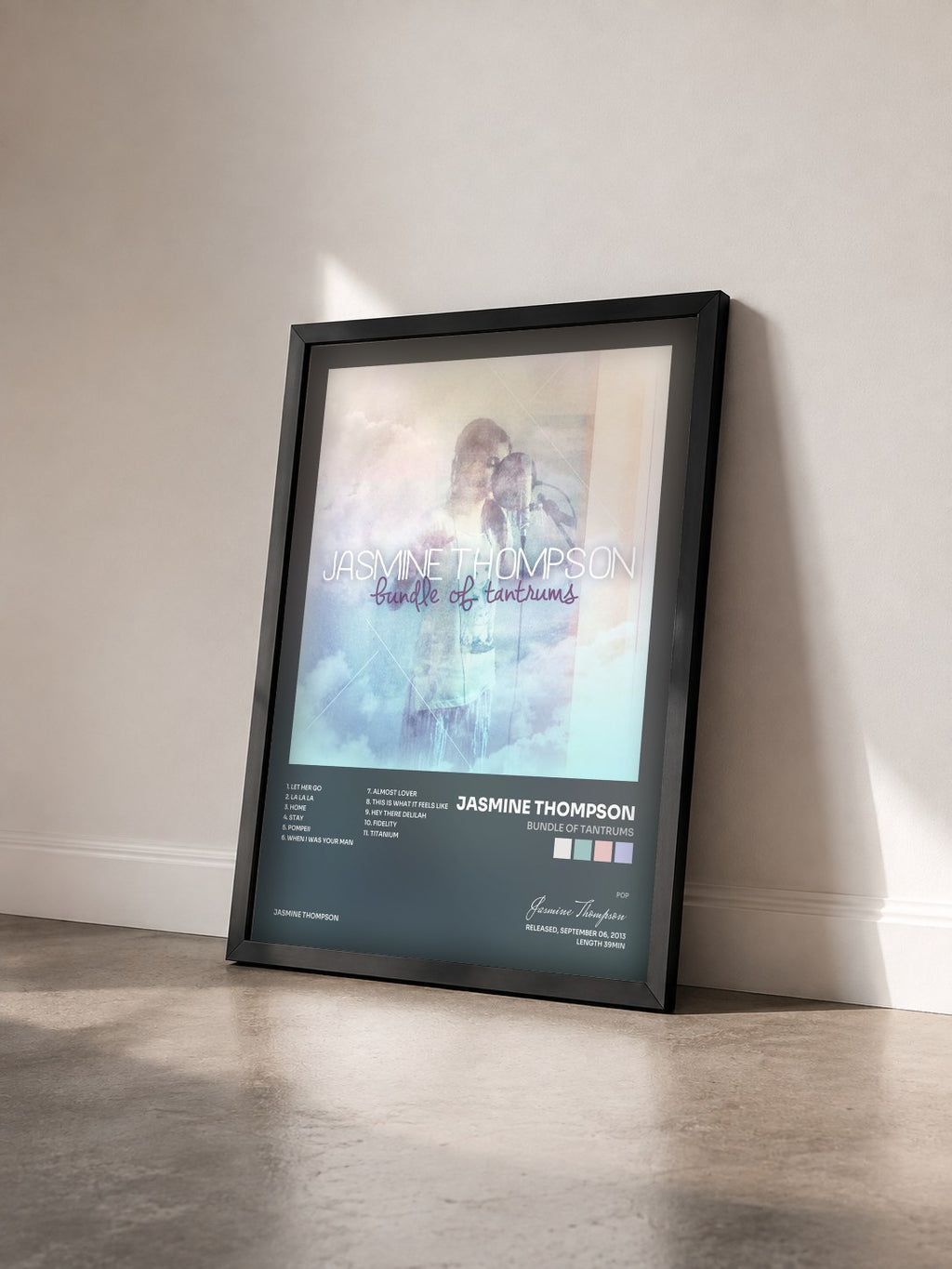 #noir Tableau de l'album Bundle of Tantrums de Jasmine Thompson vu de trois quarts, cadre noir