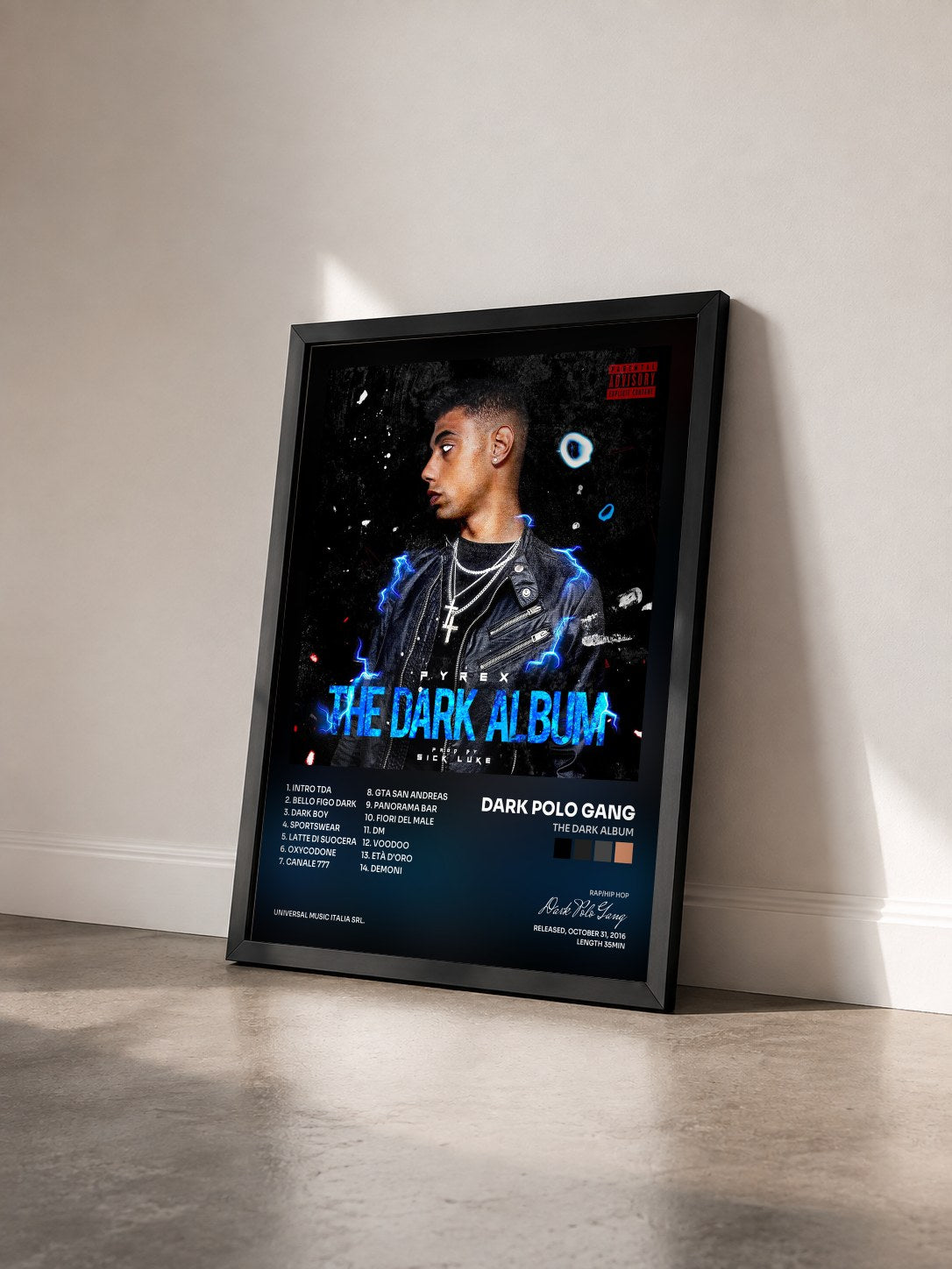 #noir Tableau de l'album The Dark Album de Dark Polo Gang vu de trois quarts, cadre noir