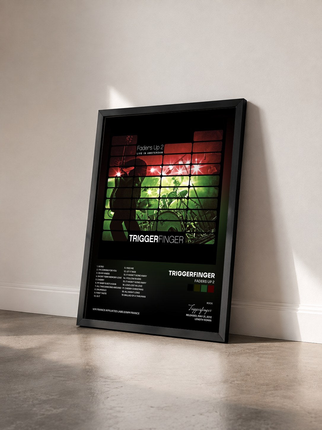 #noir Tableau de l'album Faders Up 2 de Triggerfinger vu de trois quarts, cadre noir