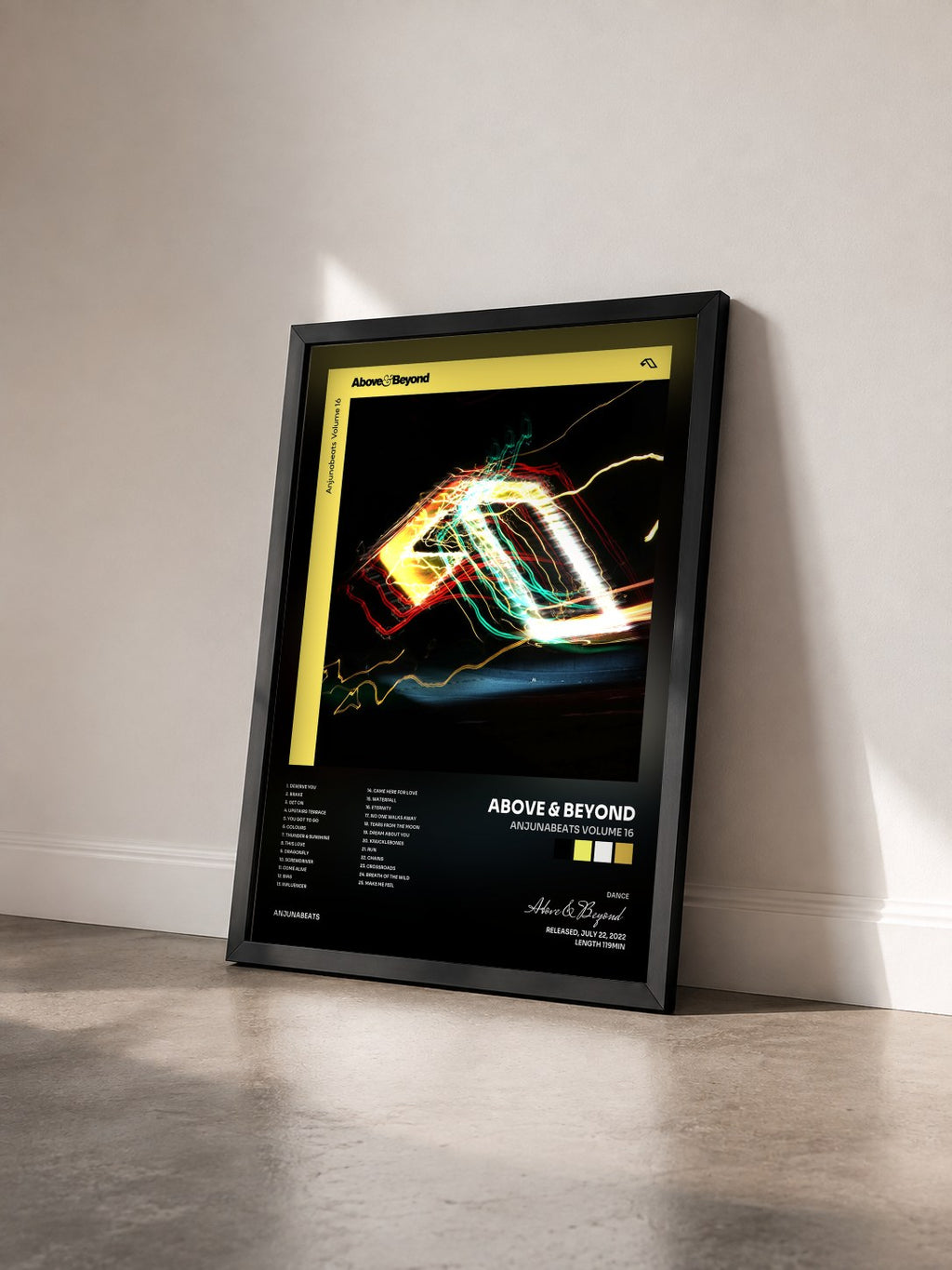 #noir Tableau de l'album Anjunabeats Volume 16 de Above & Beyond vu de trois quarts, cadre noir