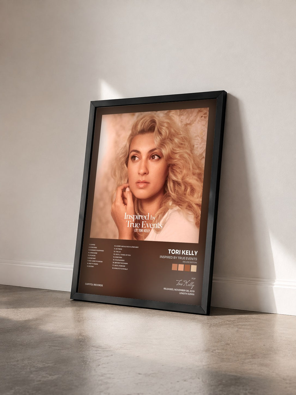 #noir Tableau de l'album Inspired by True Events (Deluxe Edition) de Tori Kelly vu de trois quarts, cadre noir