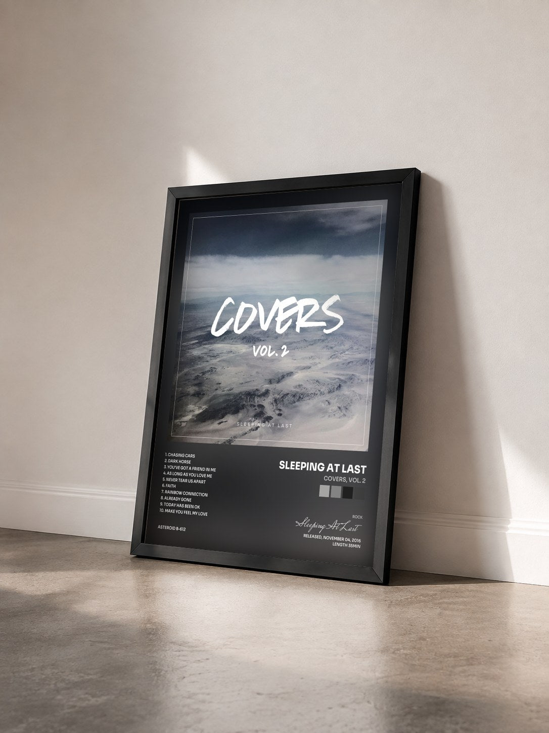 #noir Tableau de l'album Covers, Vol. 2 de Sleeping At Last vu de trois quarts, cadre noir