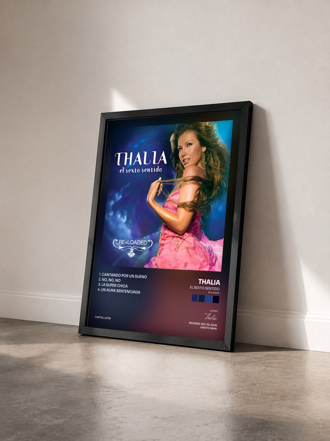 #noir Tableau de l'album El Sexto Sentido (Re+Loaded) de Thalia vu de trois quarts, cadre noir