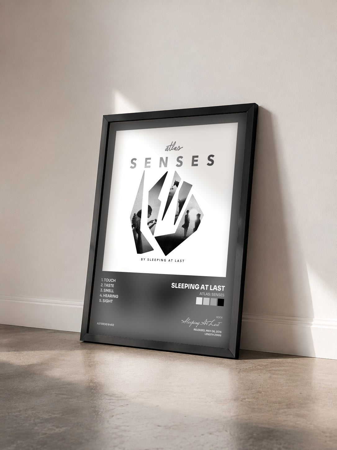 #noir Tableau de l'album Atlas: Senses de Sleeping At Last vu de trois quarts, cadre noir