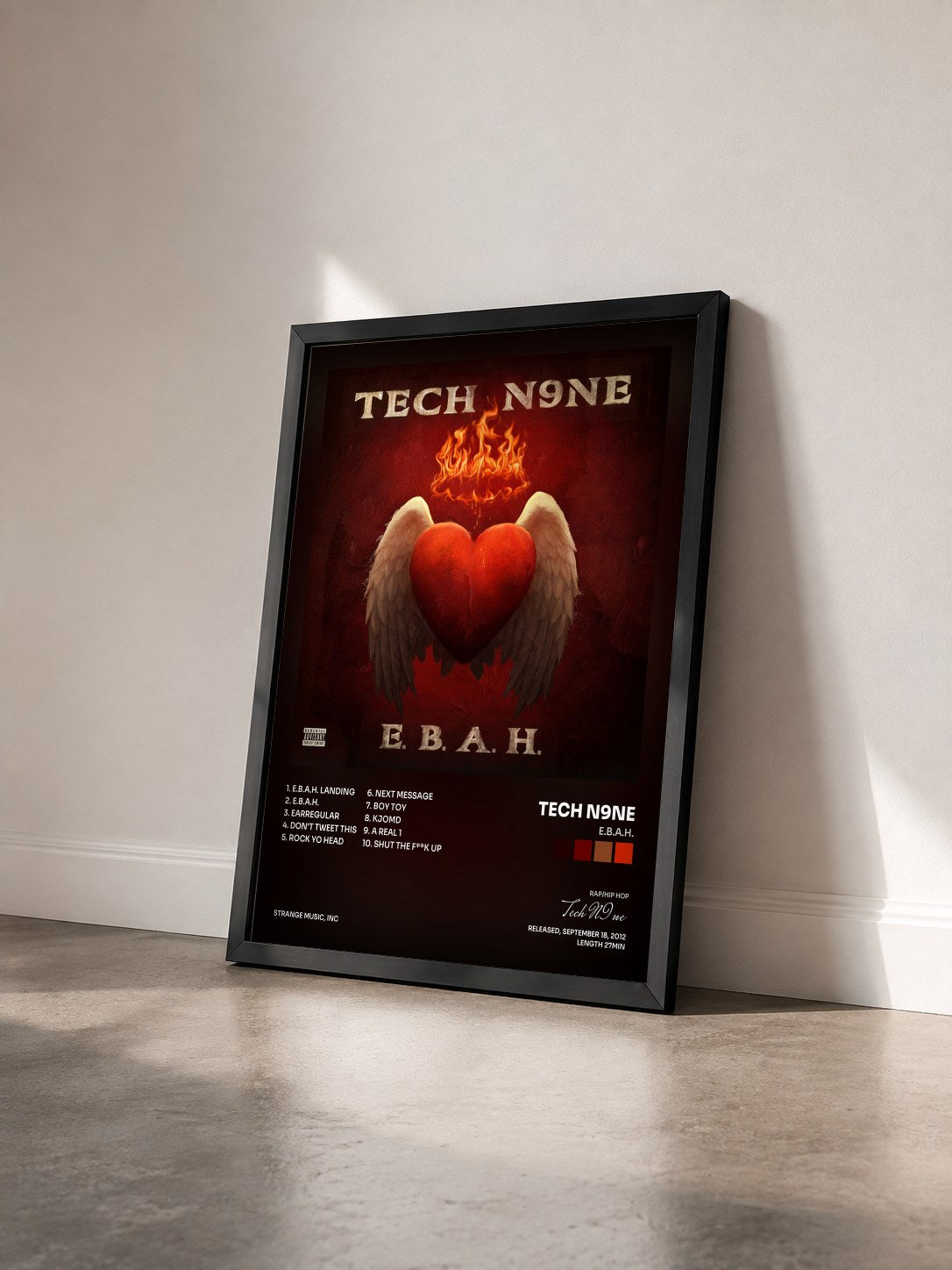 #noir Tableau de l'album E.B.A.H. de Tech N9ne vu de trois quarts, cadre noir