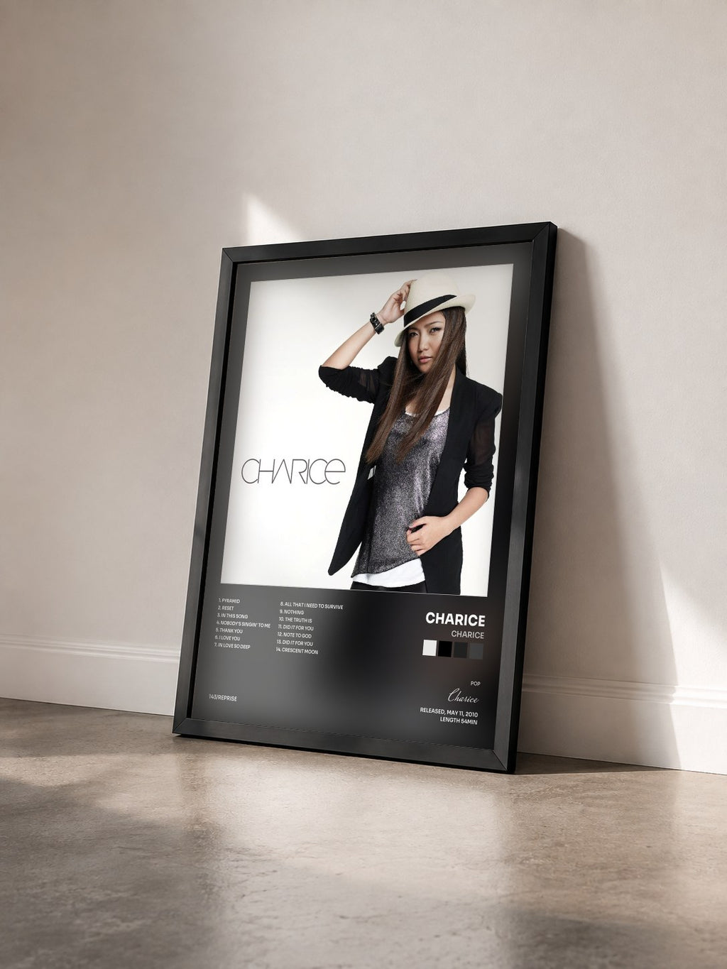 #noir Tableau de l'album Charice de Charice vu de trois quarts, cadre noir