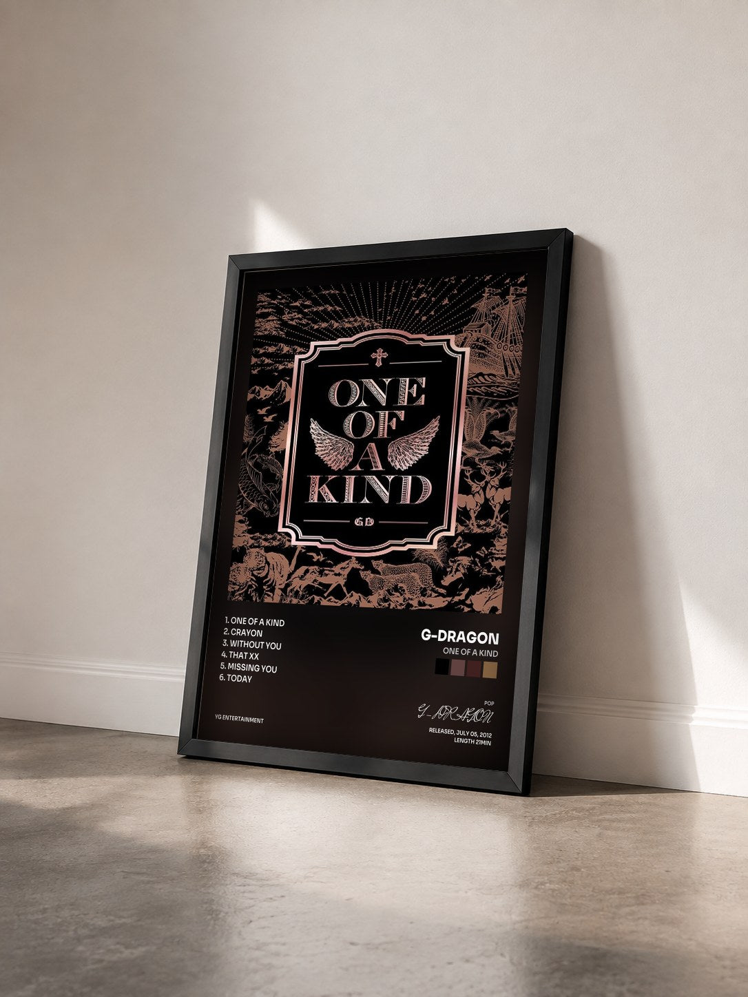 #noir Tableau de l'album One of a Kind de G-DRAGON vu de trois quarts, cadre noir